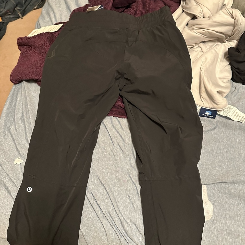 Women’s Lululemon athletics- dog runner pants- NWT- size 6